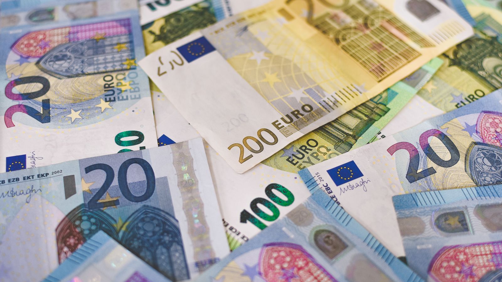 Euro debole: import ed energia costano il 5% in più Euro debole: import ed energia costano il 5% in più
